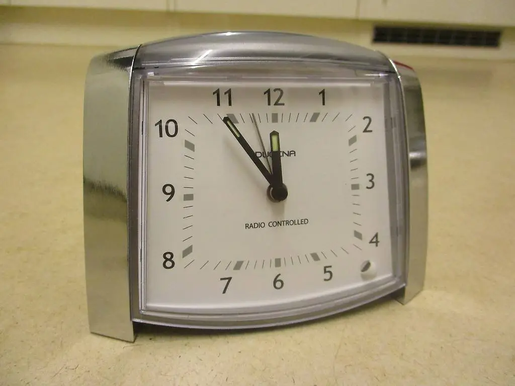 Wecker Funk-Uhr Radio controlled DUGENA -zeitlos-klassisch