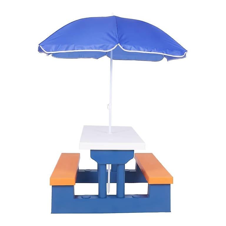 Kindersitzgruppe mit Sonnenschirm