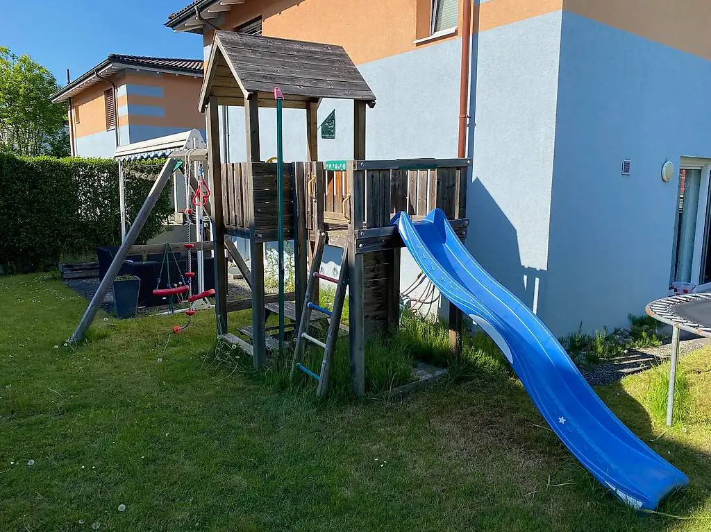 Spielturm mit Rutschbahn und Schaukel