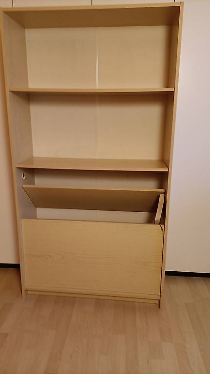 Gestell mit Stauraum.