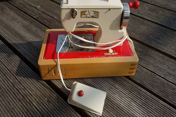 Kindernähmaschine Regina mit Pedal
