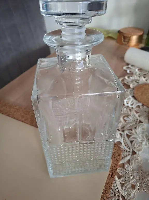 Karaffe mit Gläser und Glasplatte