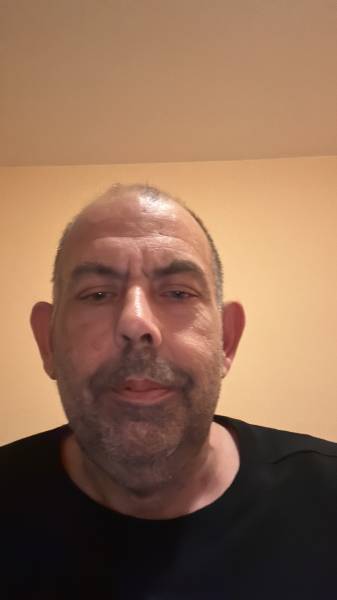 Bel homme solitaire cherche une relation sérieuse