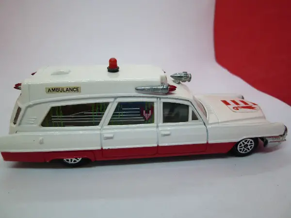 Dinky Toys - Cadillac Rescue = top Kult - mit Flagge "Jura"