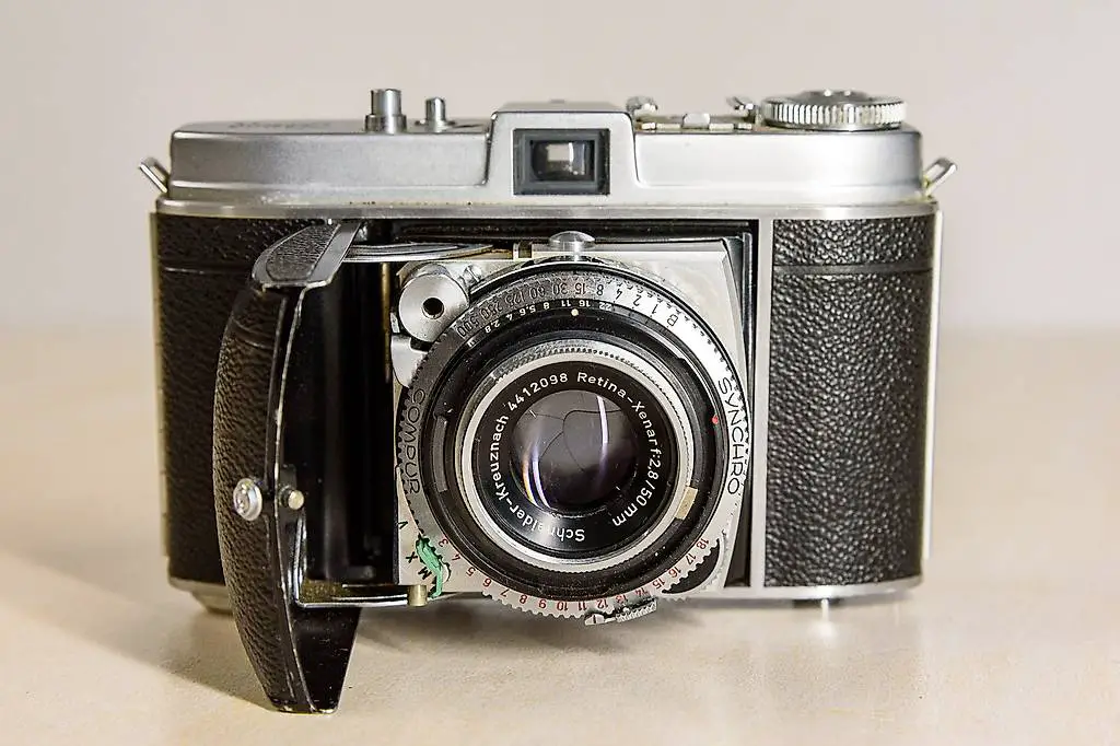 Antike Kamera: Kodak Retina Ib, mit Zubehör und Blitzleuchte