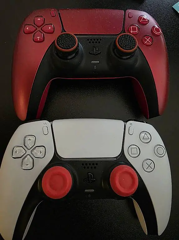 Playstation 5 Pro mit Standfuss und 2 Kontroller