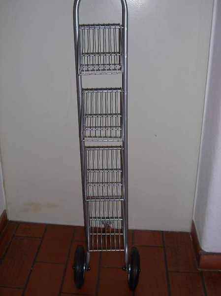 cooler CD-Ständer auf Rädern