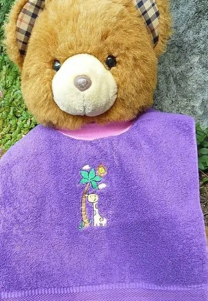 Lätzli bestickt, Giraffe mit Palme