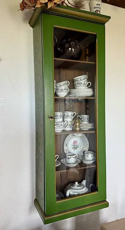 Antike Hängevitrine grün mit Bauernmalerei