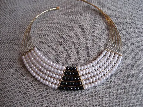un joli collier de perles