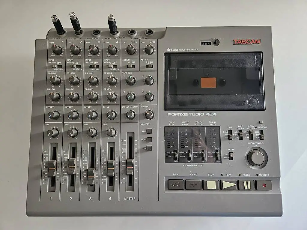 Tascam Portastudio 424