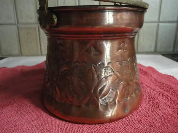  Kupferkessel mit Henkel, alt und gemustert