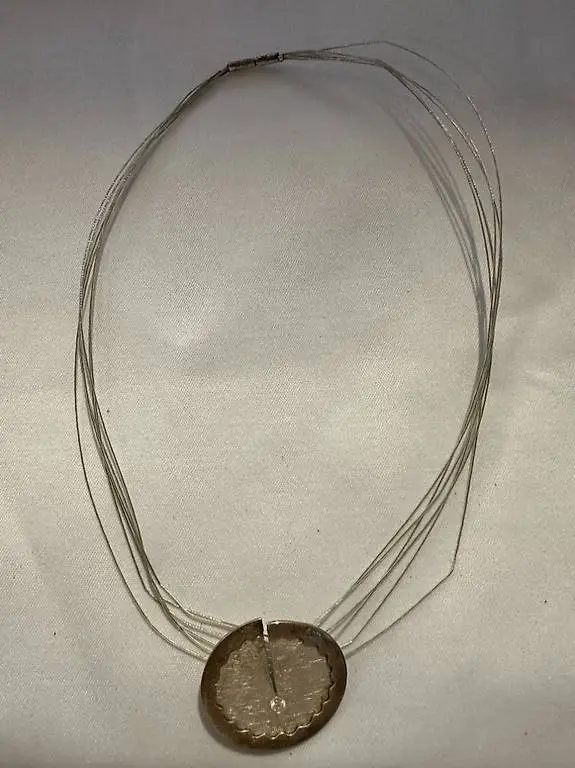 Silberhalskette mit graviertem Anhänger und Zirkonia