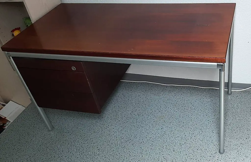 Bettsofa und Schreibtisch