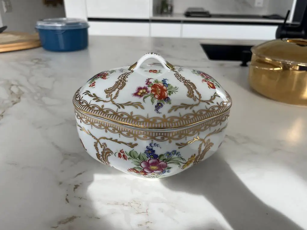 Edle Porzellandose Handgemalt