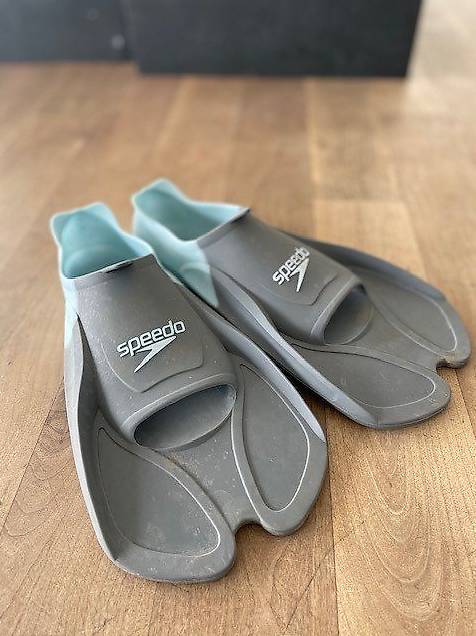 Schwimmflossen von Speedo und Schwimmhilfe - neuwertig