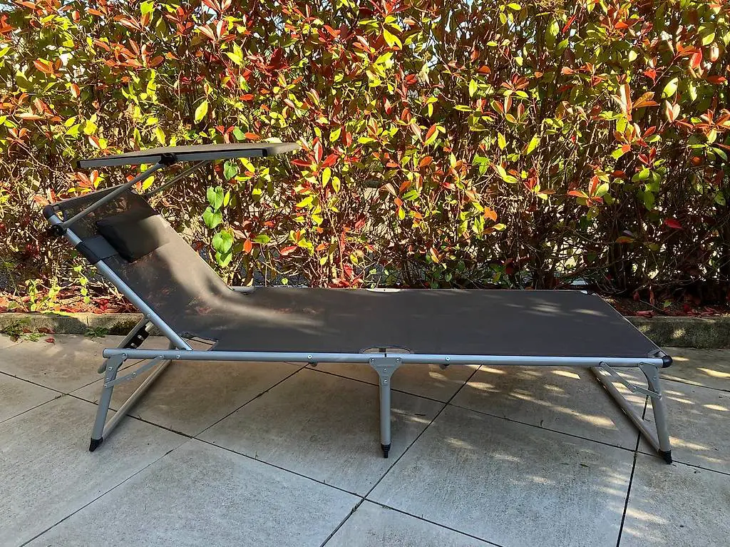 Gartenliege mit Sonnendach