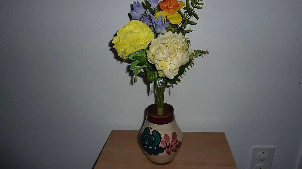 vase mit künstlichem blumenstrauss