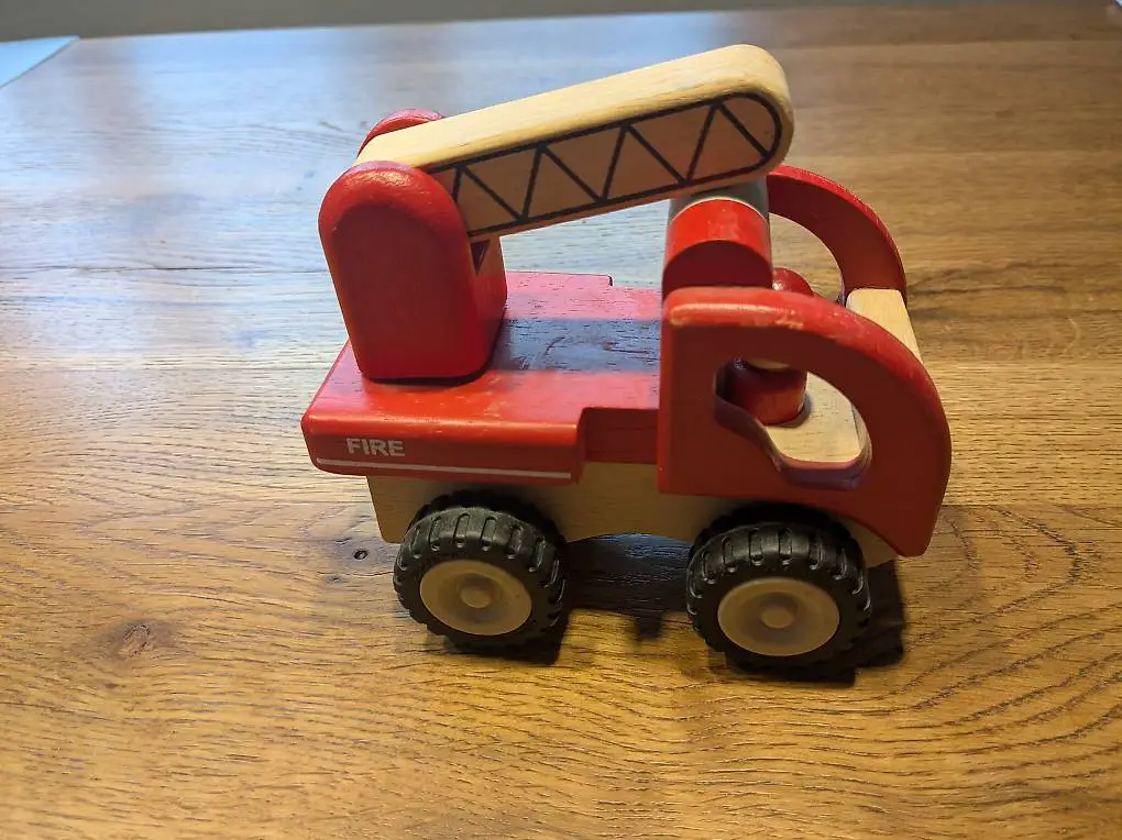 Feuerwehrauto aus Holz zu verkaufen