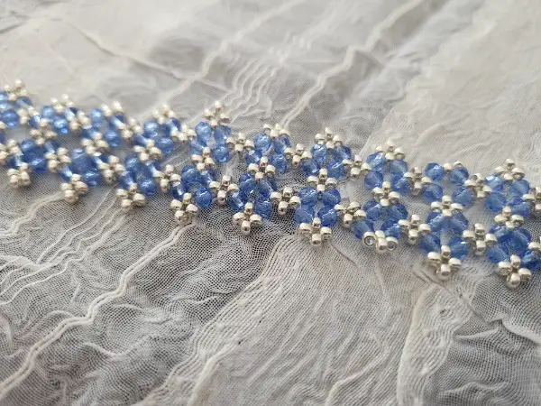 Hangemachte armkette aus glasperlen