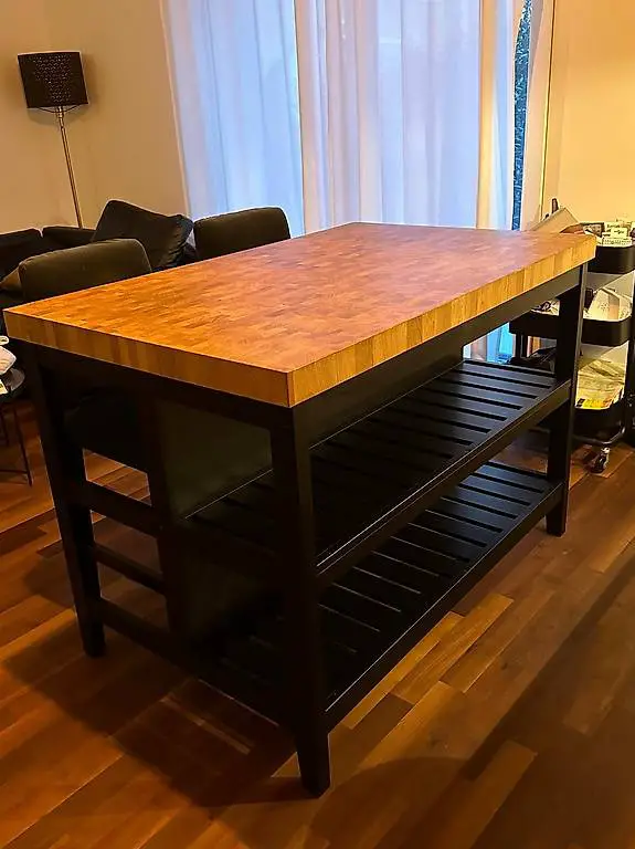 Kücheninsel mit passenden Stühlen