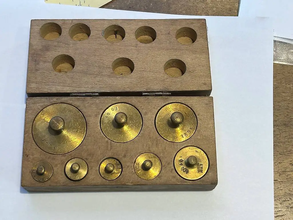 Gewichtssteine in der Holz Box, gestempelt Messing komplett