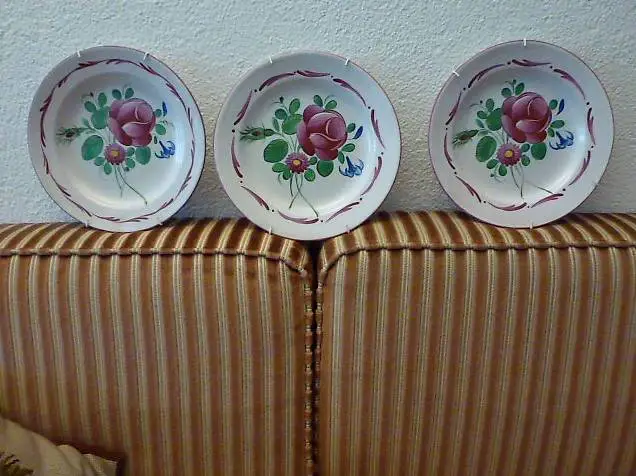 Drei schöne Wandteller mit Blumendekor