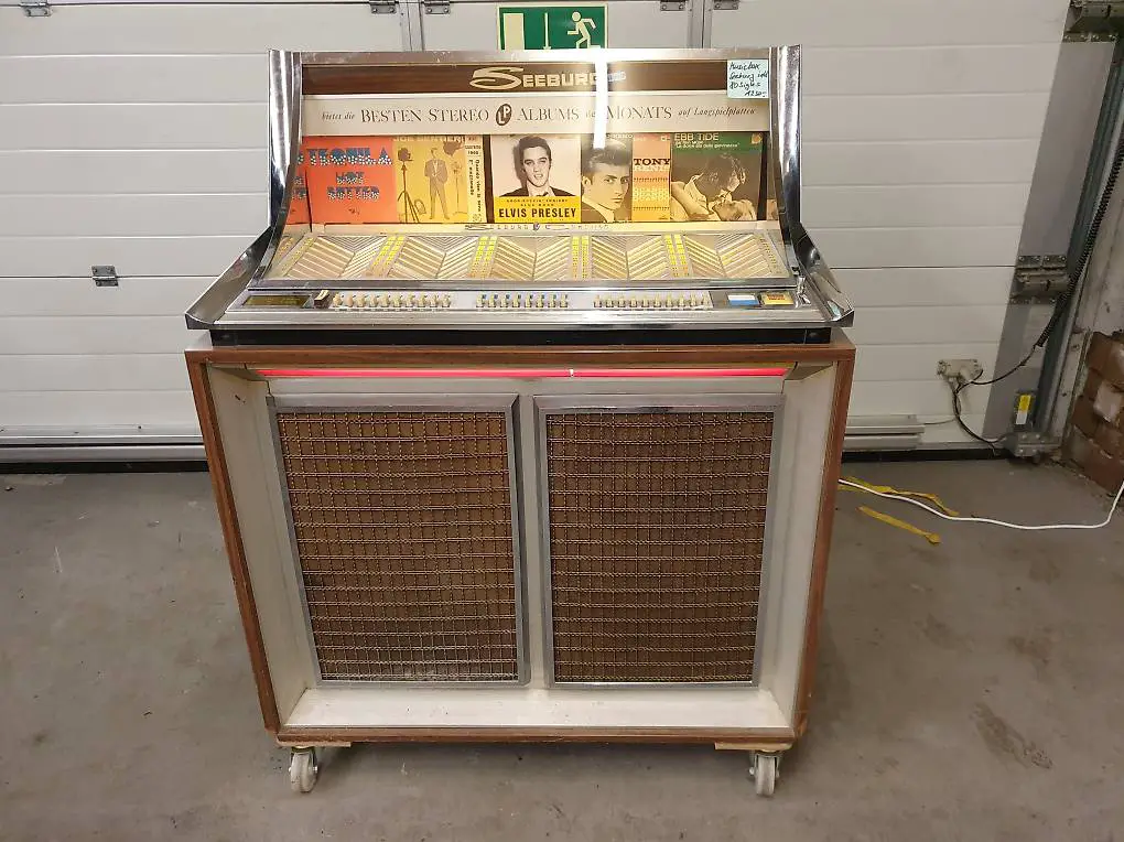 Musikbox Seeburg mit 80 Singles