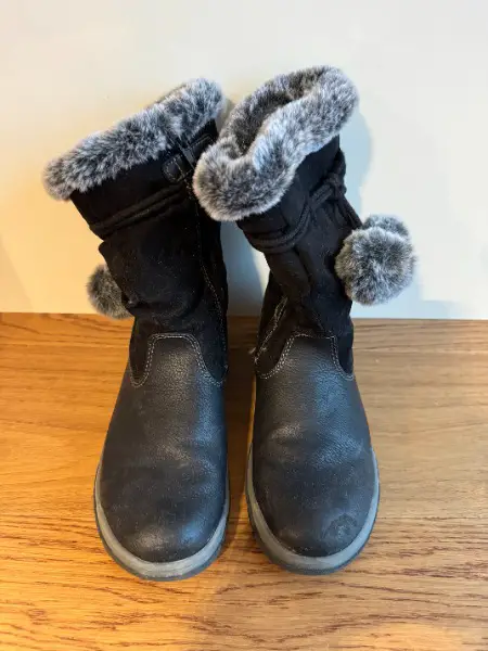 Schmucke schwarze gefütterte Winterstiefel, Gr. 33