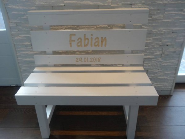 Farbige Kindersitzbank aus Holz zur Taufe