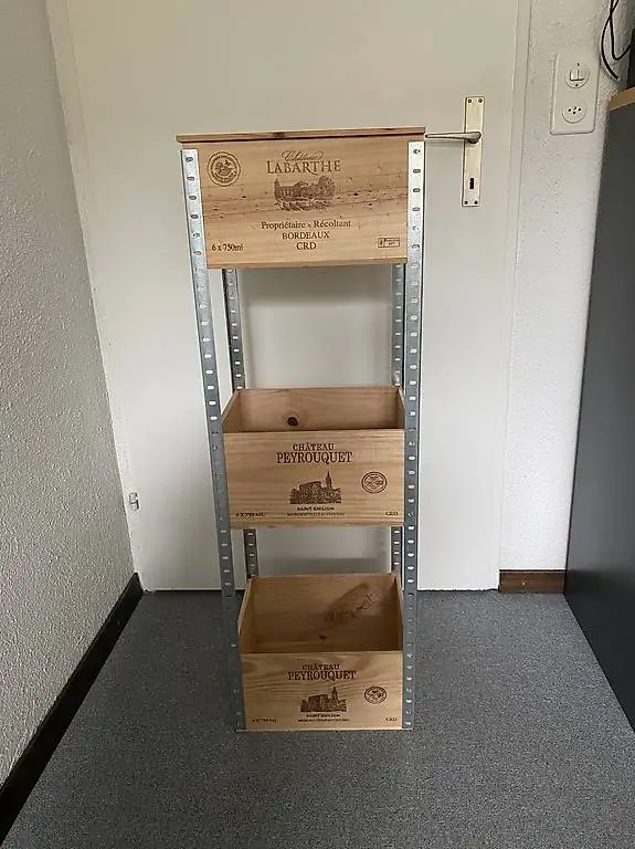 Gestell aus Weinkisten