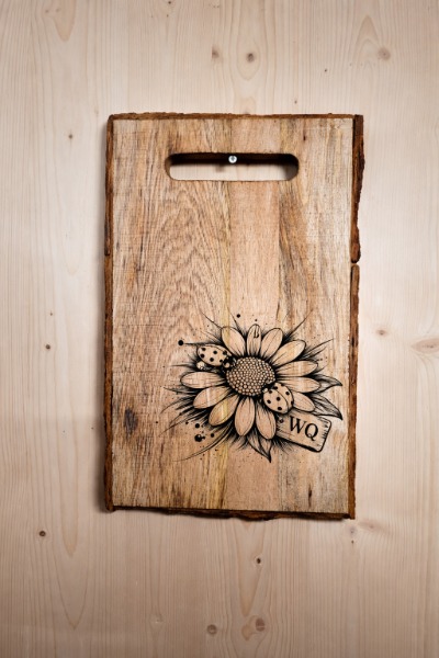 Rustikales Eichenbrett mit Baumrinde