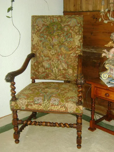 Grosser, antiker, thronartiger Stuhl mit Gobelin-Stickerei