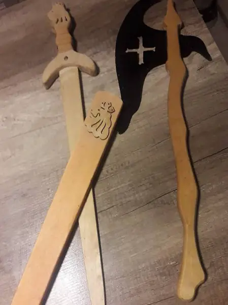 Holzschwert und Holzaxt