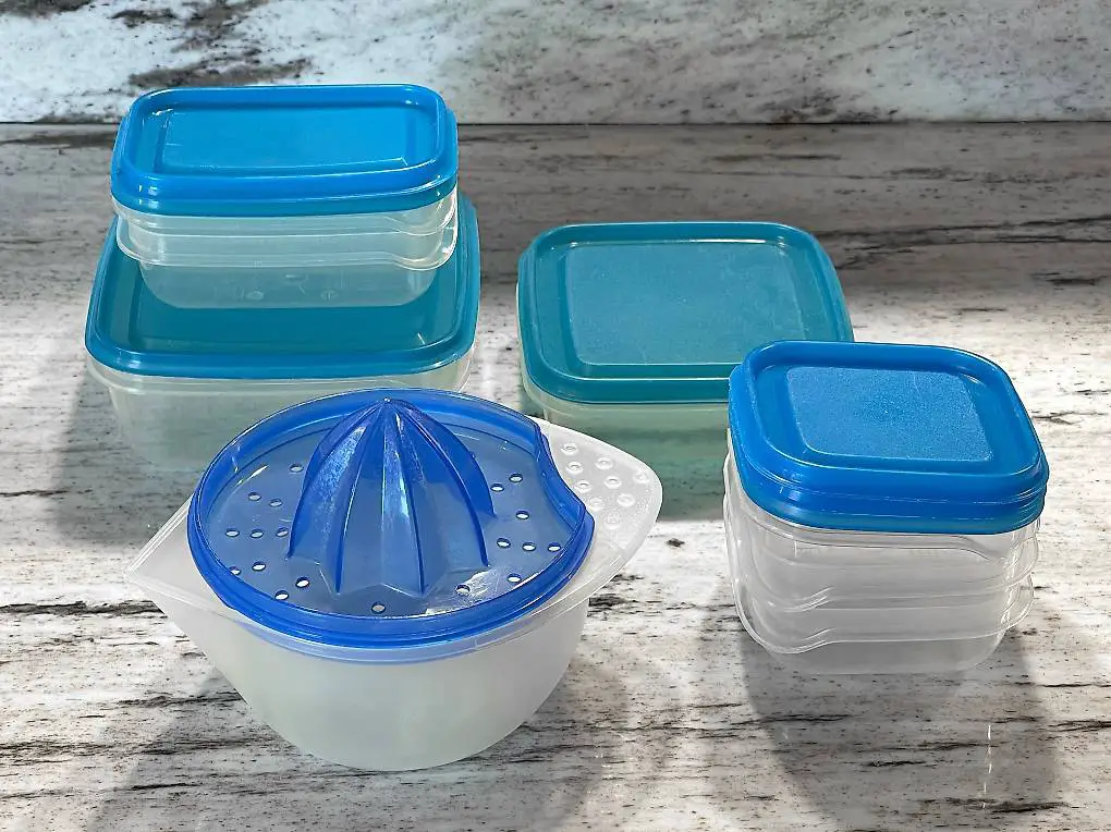 Aufbewahrungsdosen und Zitronenpresse