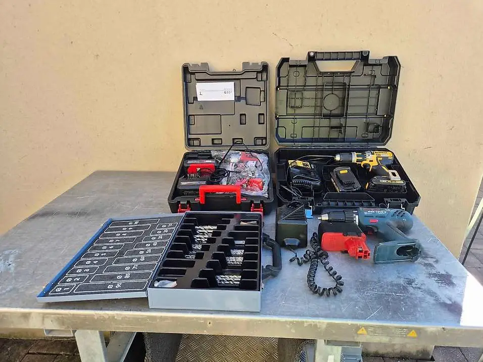 Akkubohrmaschinen & Spiralbohrer Neuwertig