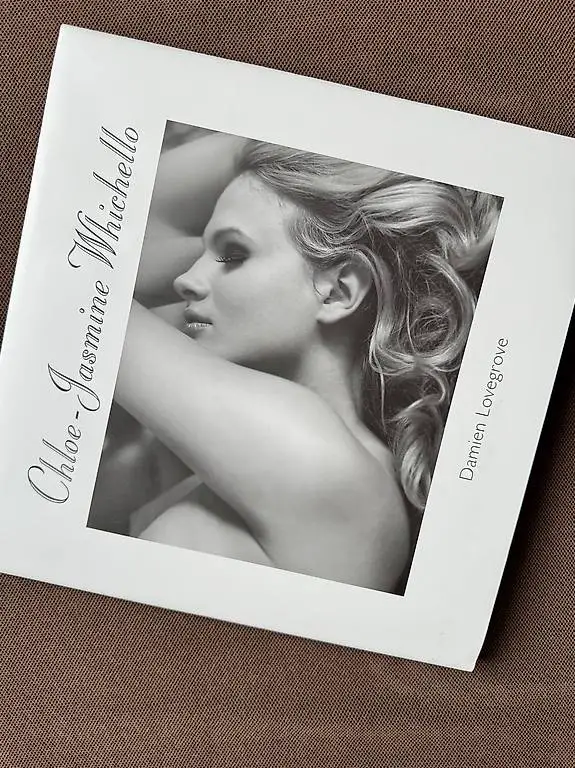 Chloe-Jasmine Whichello - Portrait Buch
