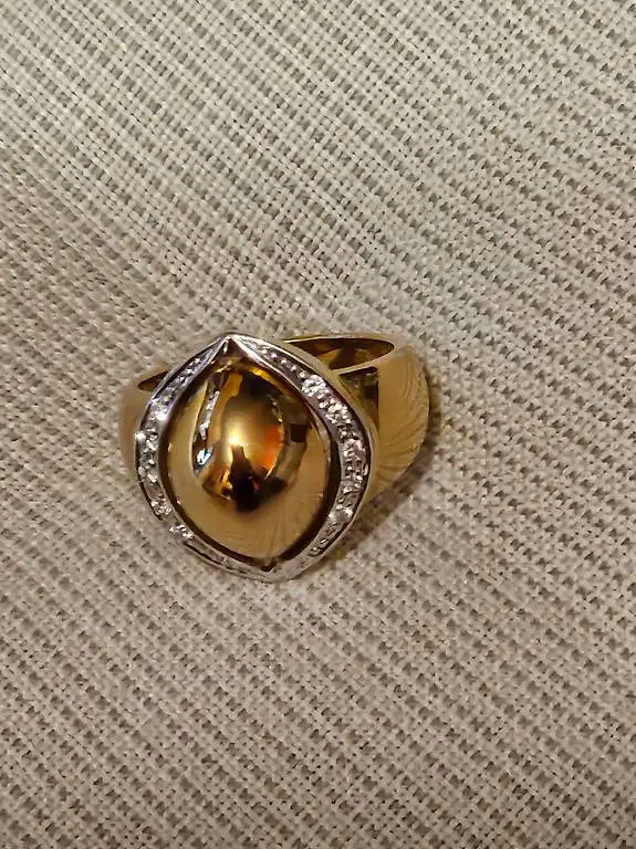 Neuw. 750er Goldring mit ovalem Aufsatz und je 5 Diamanten