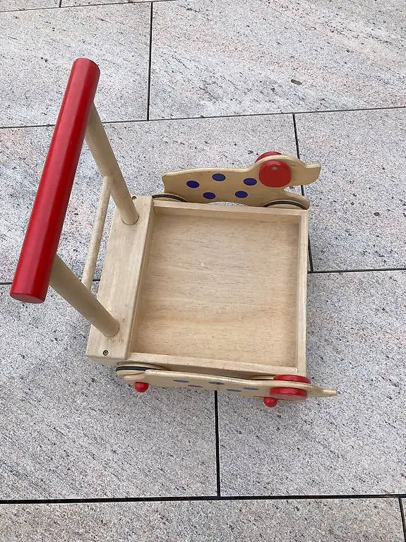 Lauflernwagen mit beweglichen Dackeln