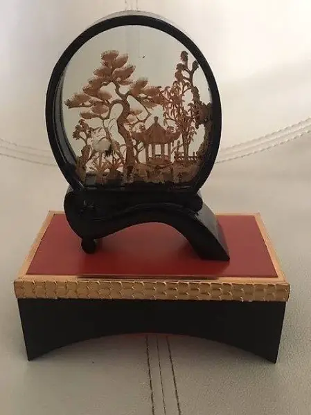 Asiatische Deko feine Schnitzerei hinter Glas