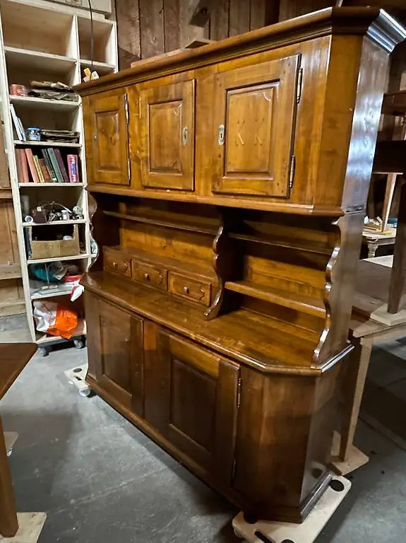 Barockbuffet aus dem Appenzell, Nussbaum, mit Intarsien