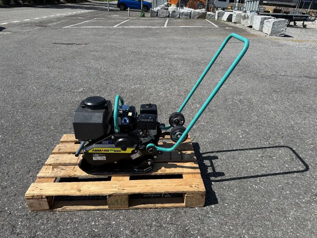 Vibroplatte Ammann APH 12/40 mit Transporträder und Wassertank