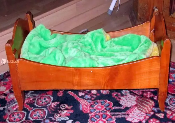 Altes Biedermeier Puppenbettchen