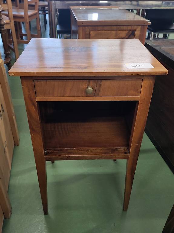 Alter Nachttisch Massivholz