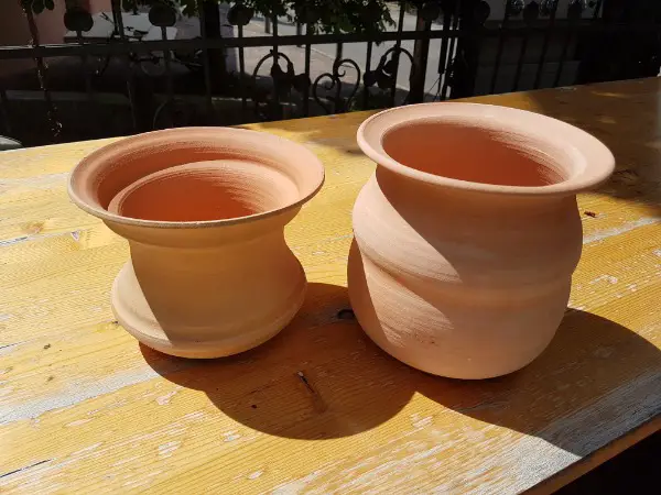 Zwei neue wunderschöne Terrakotta-Blumentöpfe
