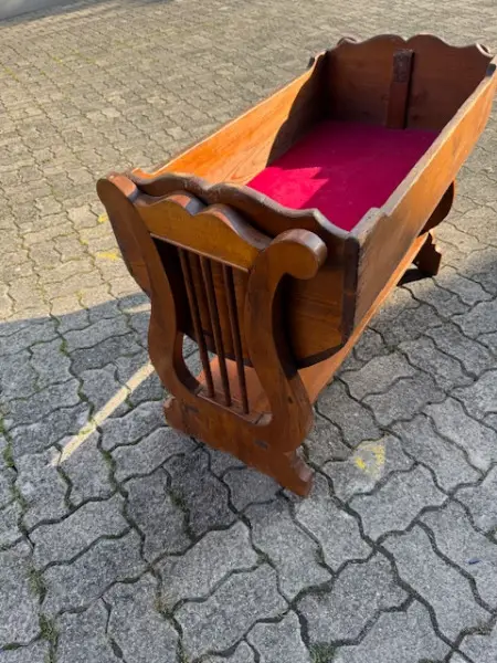 Antike Holzwiege in gutem Zustand