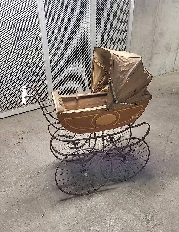 Alter Kinderwagen
