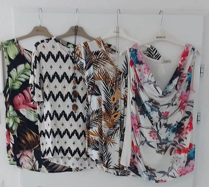 4 neue Blusen Gr. M, 2 mit Halsketten