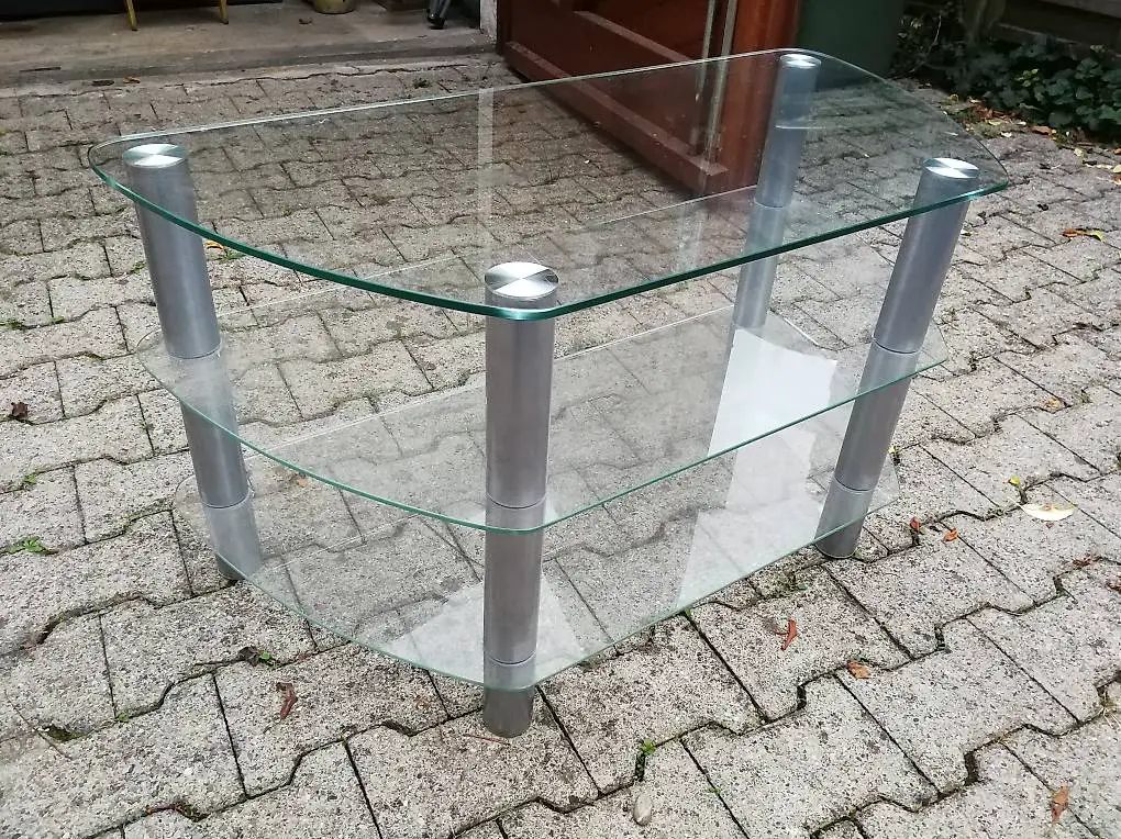 Fernsehtisch aus Glas und Metall
