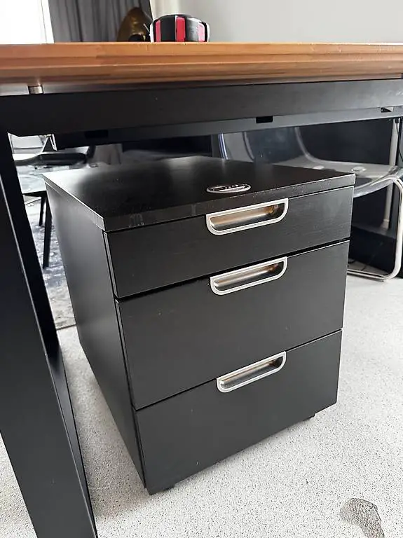 Aktenschrank mit Schloss